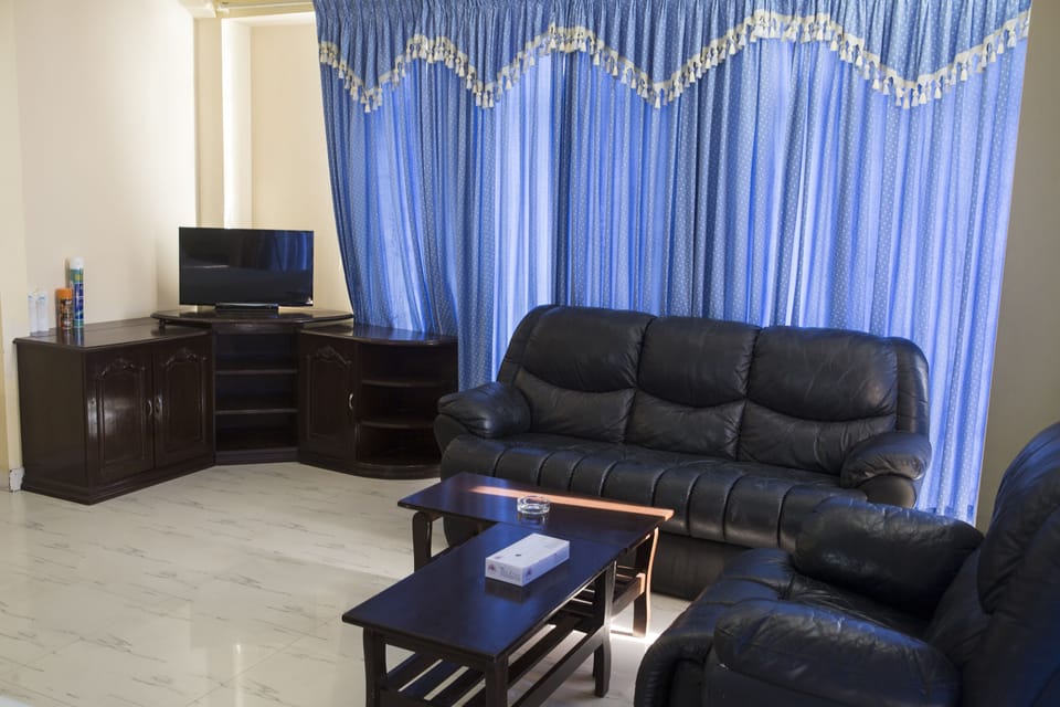 Suite | Living room | Flat-screen TV