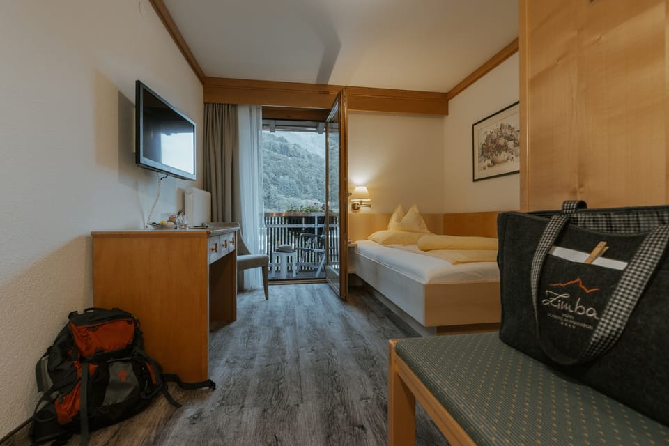 Komfort Einzelzimmer mit Bergblick und Balkon | In-room safe, desk, soundproofing, WiFi (free)
