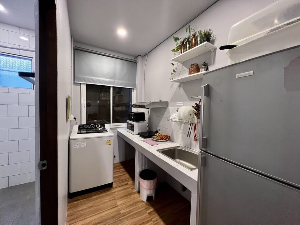House | Private kitchenette | Fridge, microwave, oven, stovetop