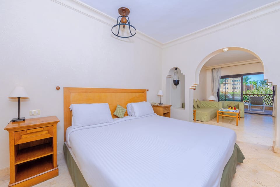 Junior Suite | Minibar, in-room safe, blackout drapes, free cribs/infant beds