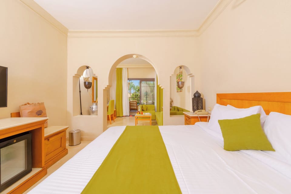 Junior Suite | Minibar, in-room safe, blackout drapes, free cribs/infant beds
