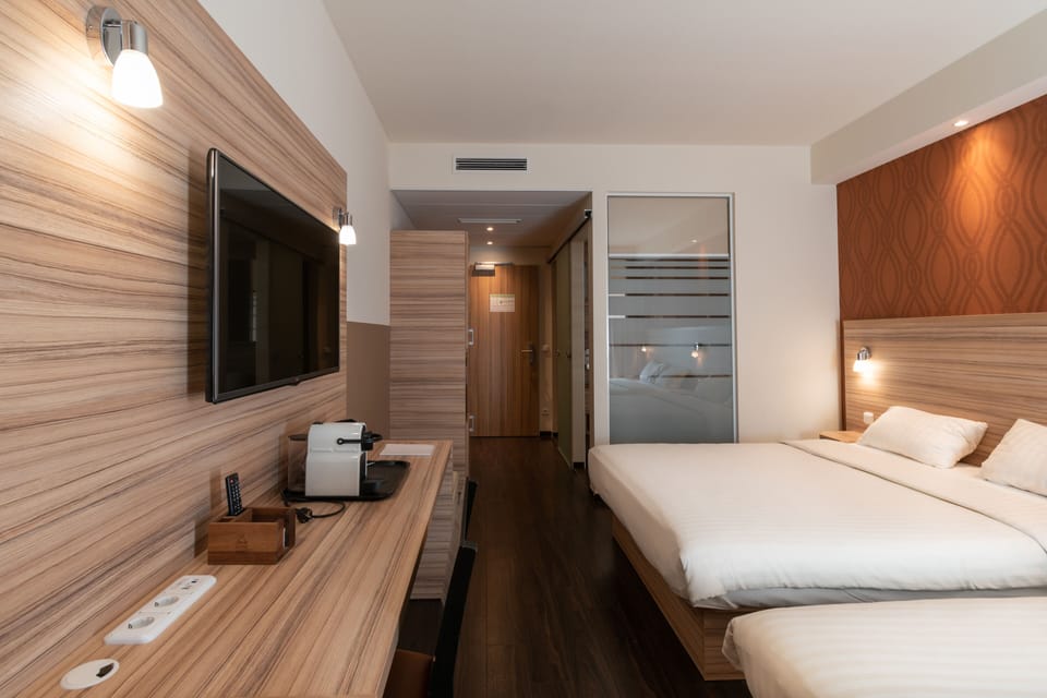 Hypo-allergenic bedding, in-room safe, desk, laptop workspace