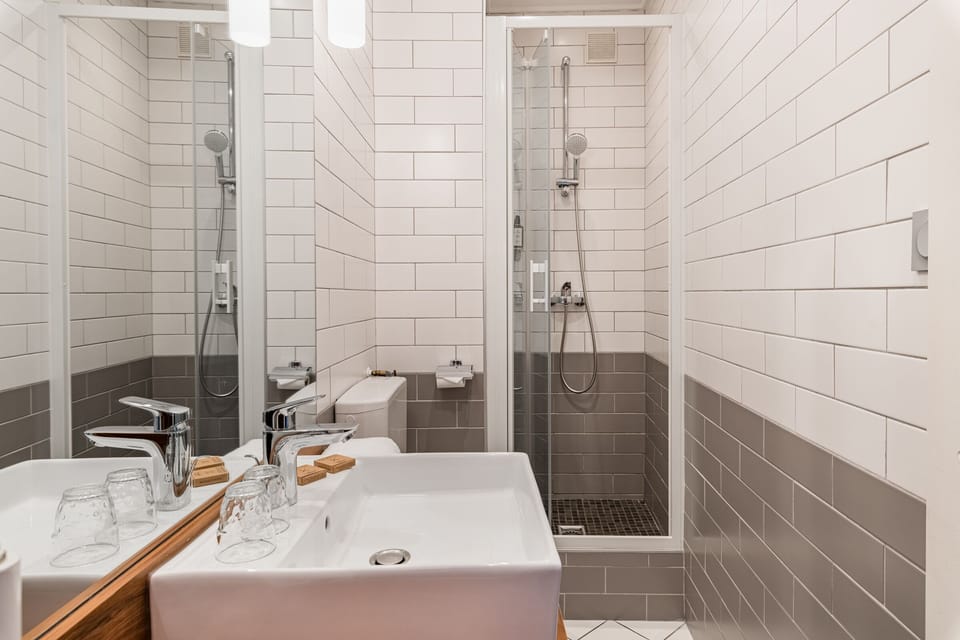 Classic Double Room | Bathroom | Hair dryer, towels, soap, shampoo