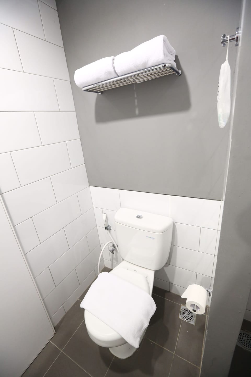 Superior Room | Bathroom | Shower, free toiletries, hair dryer, slippers