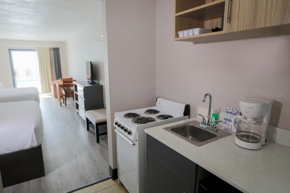Oceanfront Deluxe Double Room with Full Kitchen | Private kitchen | Microwave, coffee/tea maker
