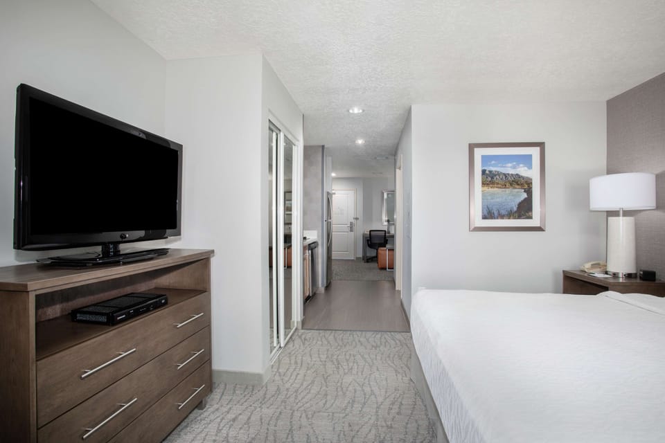 Egyptian cotton sheets, premium bedding, down comforters, desk