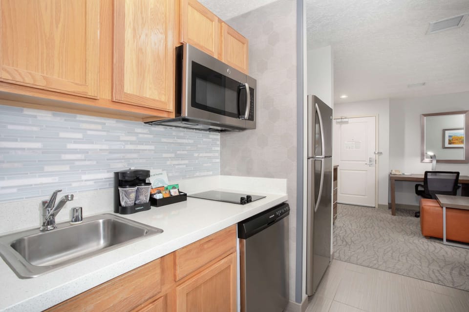 Full-size fridge, microwave, stovetop, dishwasher