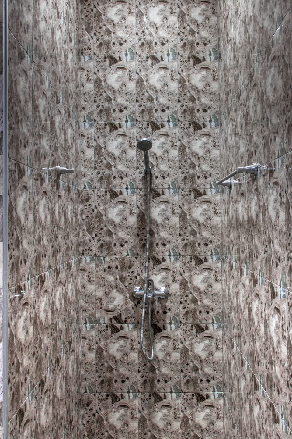 Executive Room | Bathroom | Shower, rainfall showerhead, towels