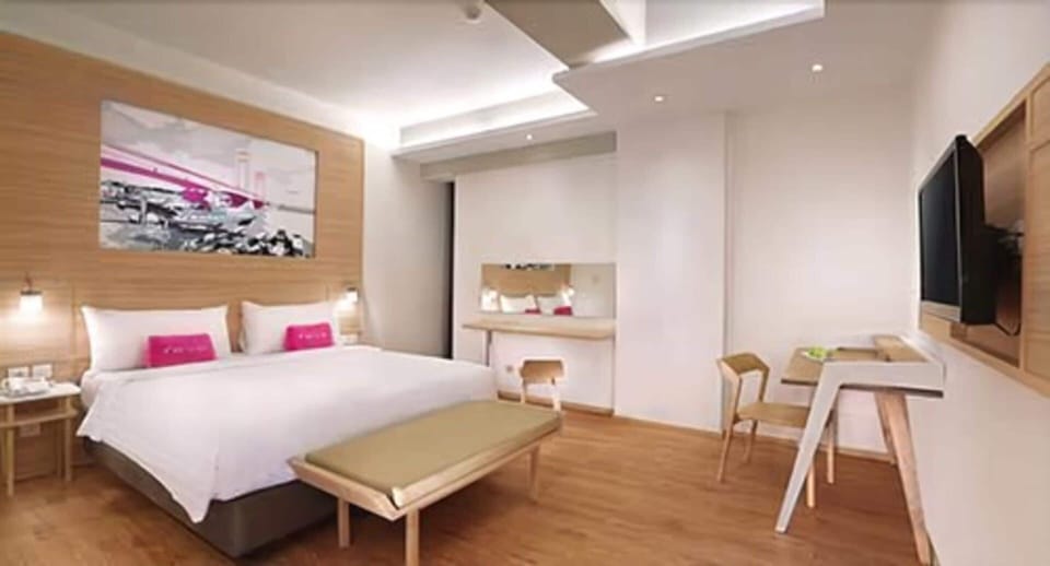 Deluxe Premiere | In-room safe, desk, WiFi (free), bed sheets