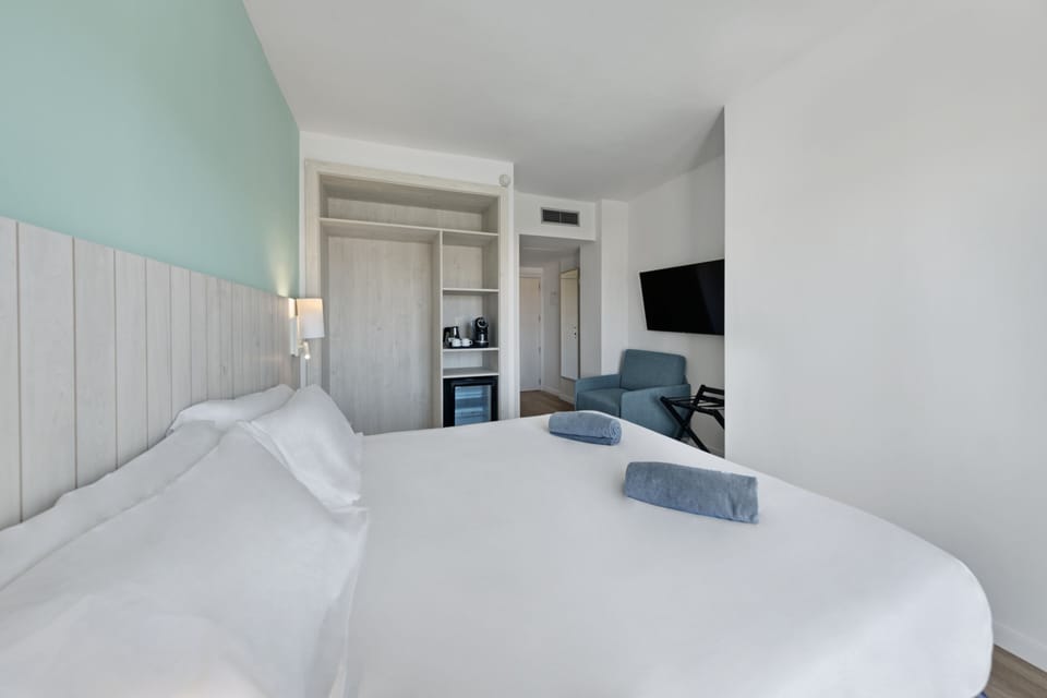 Premium bedding, in-room safe, free WiFi, bed sheets