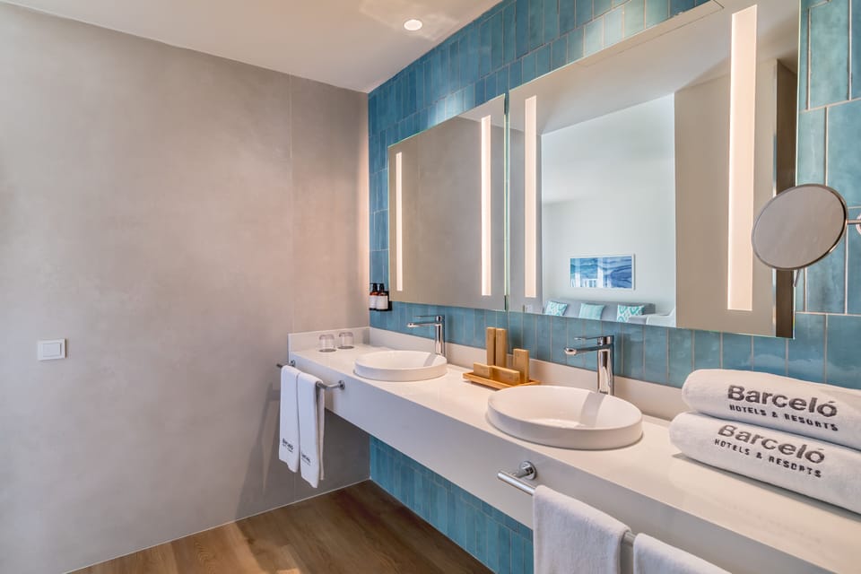 Combined shower/tub, rainfall showerhead, towels