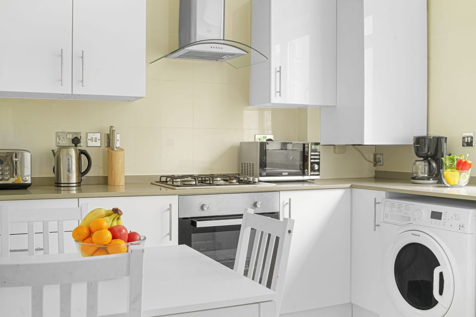 City Apartment | Private kitchen | Full-size fridge, microwave, oven, stovetop