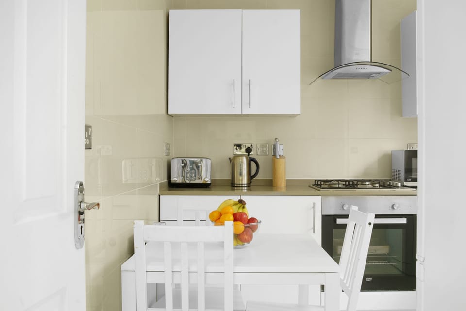 City Apartment | Private kitchen | Full-size fridge, microwave, oven, stovetop