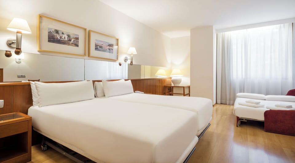 Family Room (2 adultos+2 niños) | In-room safe, desk, soundproofing, iron/ironing board