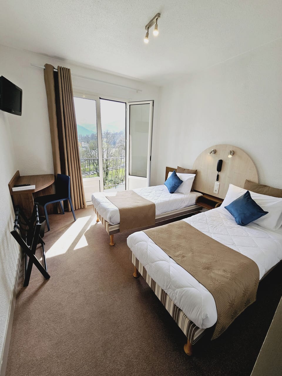 Classic Twin Room, 2 Twin Beds, Mountain View | Premium bedding, in-room safe, desk, blackout drapes