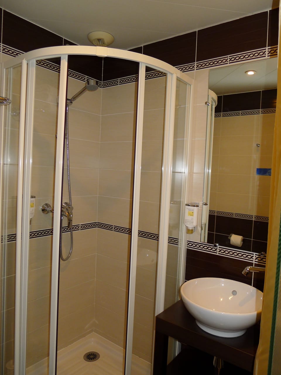 Double Room | Bathroom | Free toiletries, hair dryer, towels