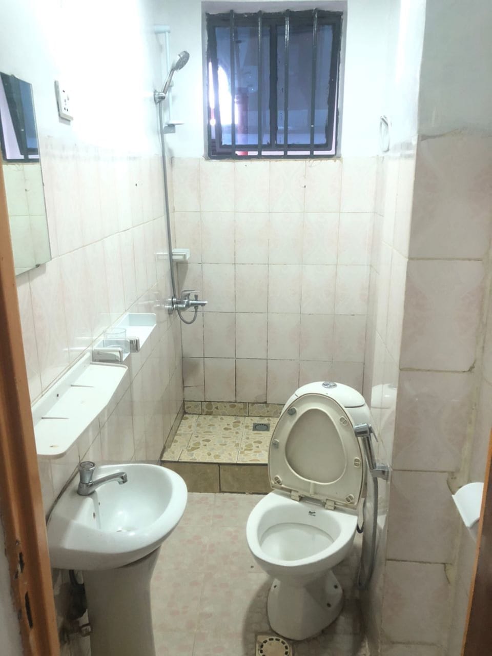 Shower, rainfall showerhead, free toiletries, hair dryer (on request)