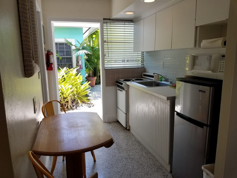 Queen Studio #4, Full Kitchen, Ground Floor, Pool View, Private Bathroom | In-room dining