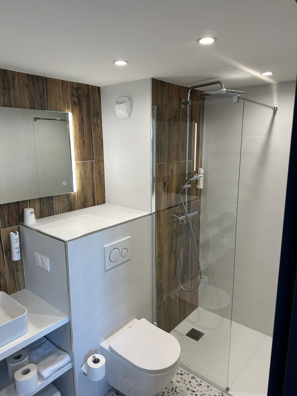 Junior Suite | Bathroom | Shower, hair dryer, towels