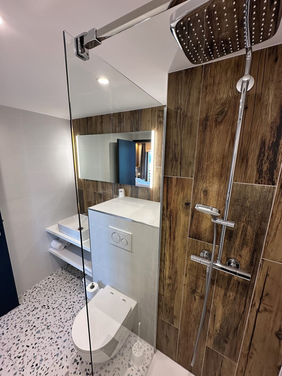 Junior Suite | Bathroom | Shower, hair dryer, towels