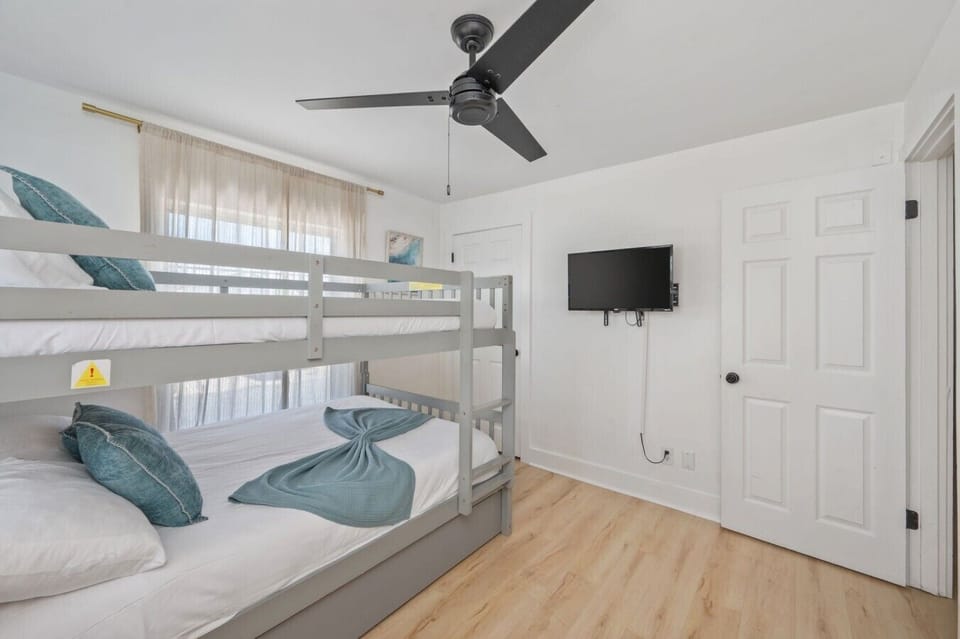 Guest Bedroom: Queen Bunk Bed w/ Pull out bed