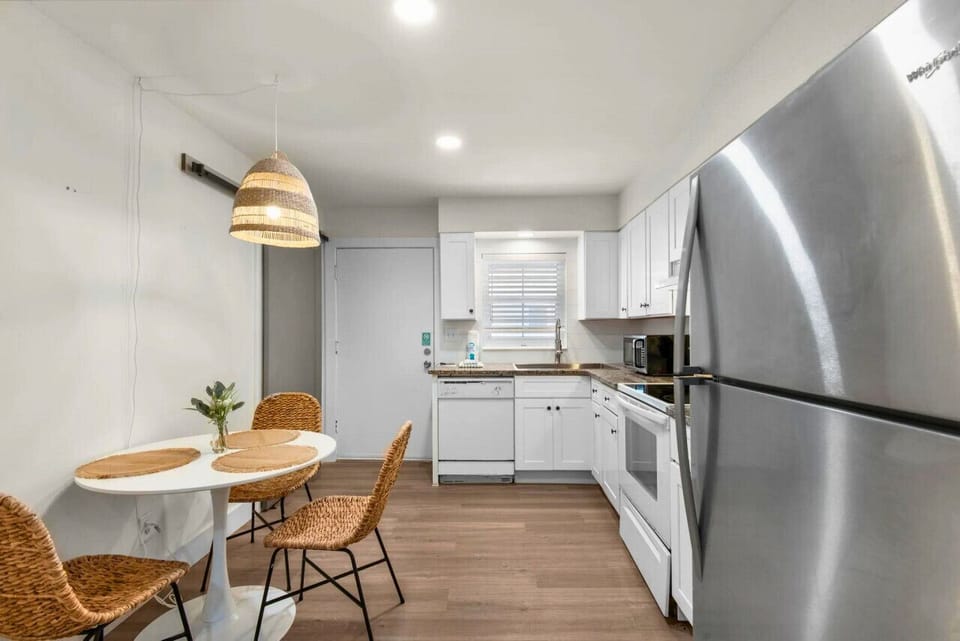 Effortlessly transition from the kitchen to the dining area