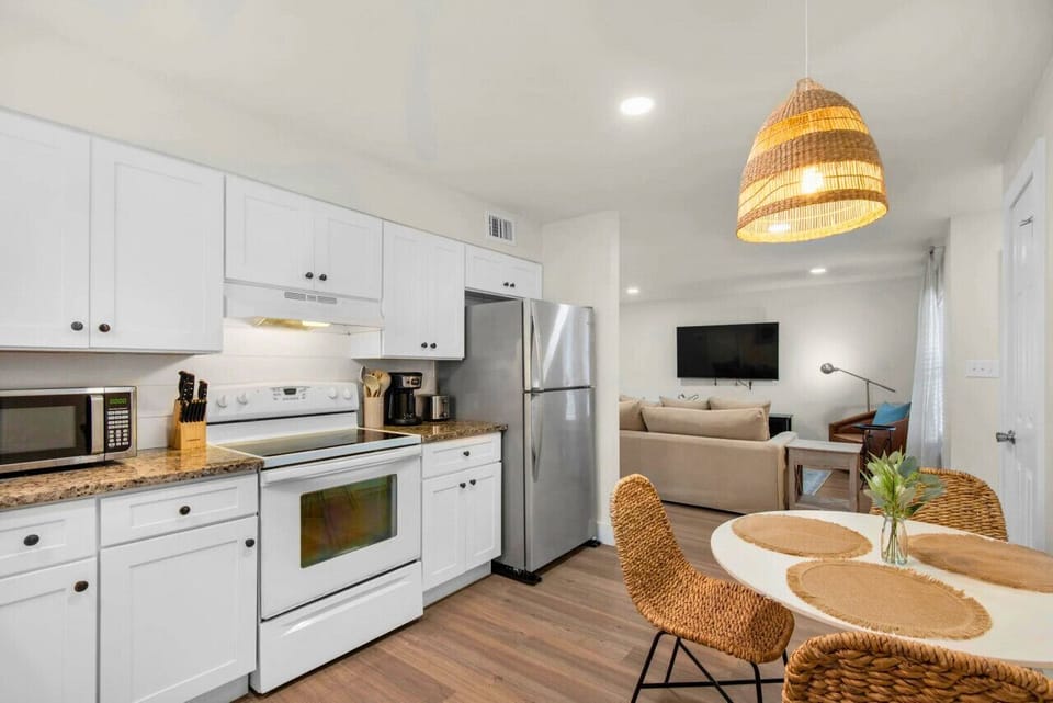Effortlessly transition from the kitchen to the dining area