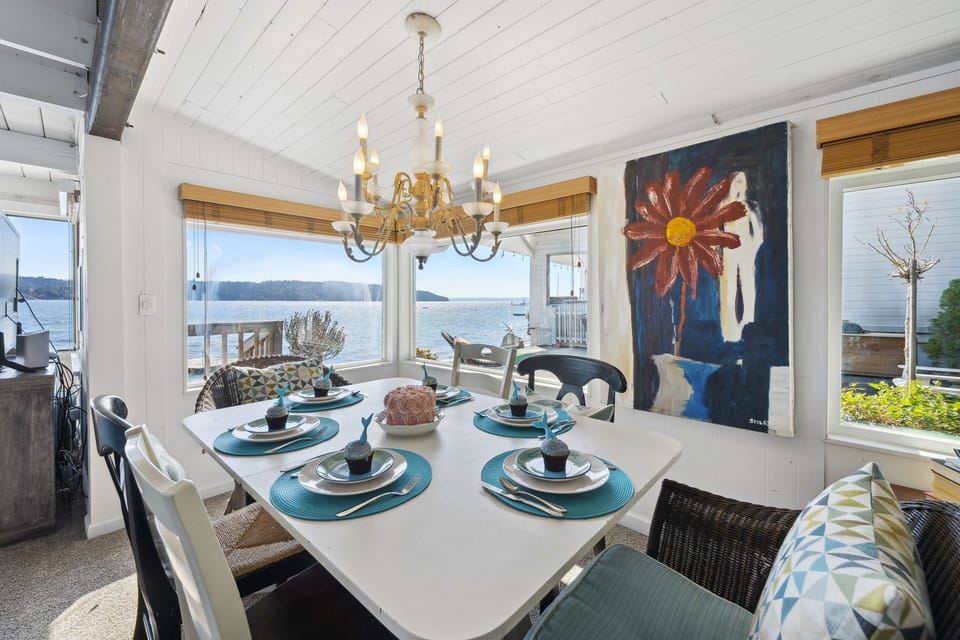 Indulge in a sumptuous dining experience with your loved ones in a dining room that frames the ocean like a living masterpiece.