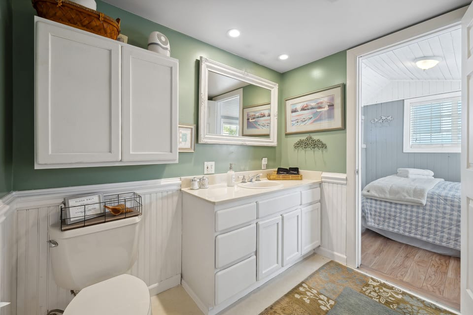 Main floor bathroom connects to the Queen bedroom and hallway.
