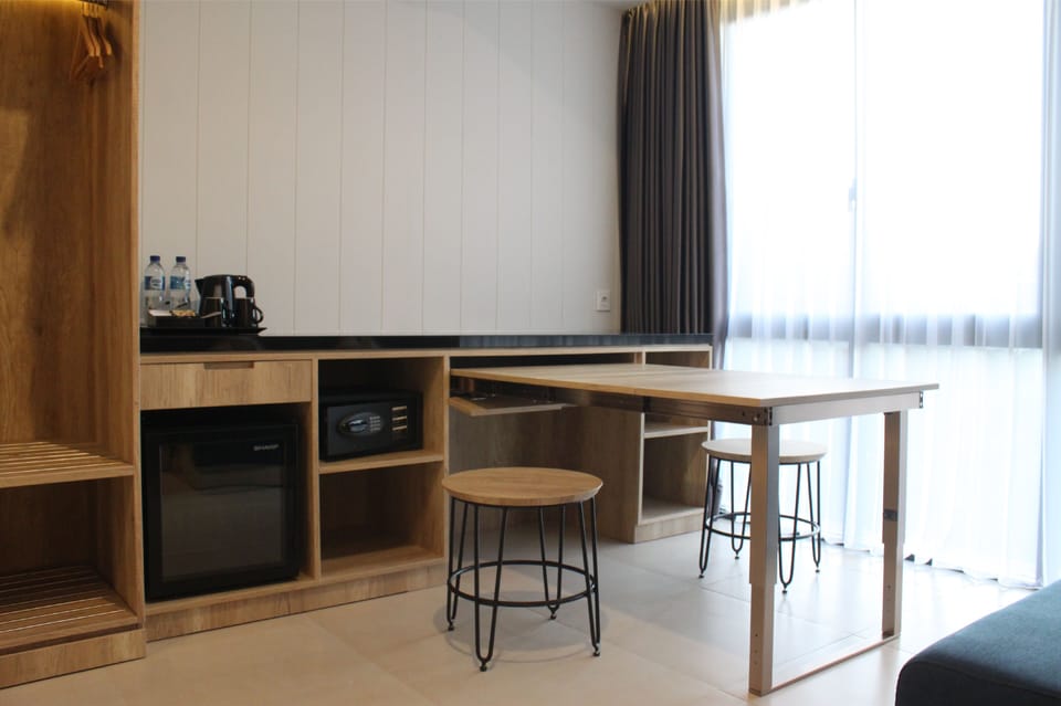 Family Suite | In-room safe, desk, blackout drapes, soundproofing