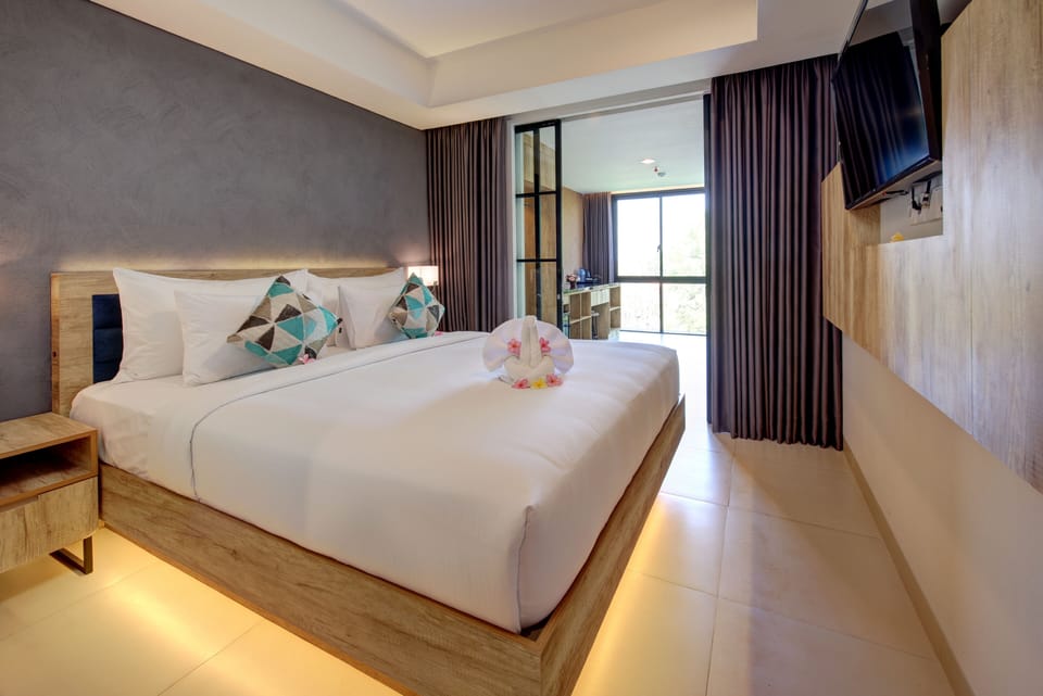 Signature Studio Suite | In-room safe, desk, blackout drapes, soundproofing