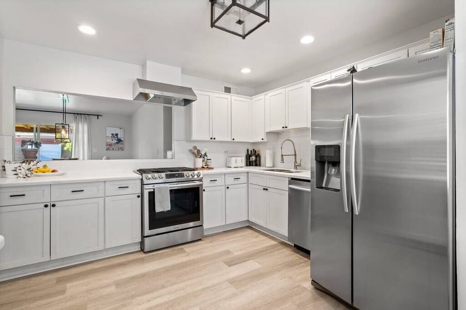 Kitchen/Gas Stove/Dishwasher