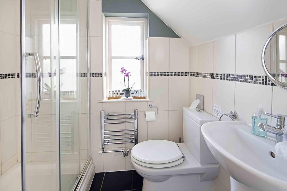 Standard Double Room, Ensuite, Garden View (Shower) | Bathroom