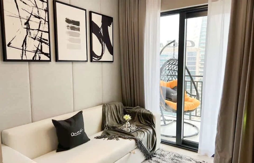 This elegant Dubai apartment in Business Bay combines modern design with comfort for an easy and relaxing stay. Close to DIFC, it’s a peaceful retreat in the city center.
