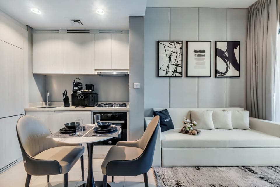 This modern kitchen in Business Bay, Dubai is ready for all your cooking needs. With updated appliances and smart touches, it’s perfect for enjoying meals in a stylish city setting.