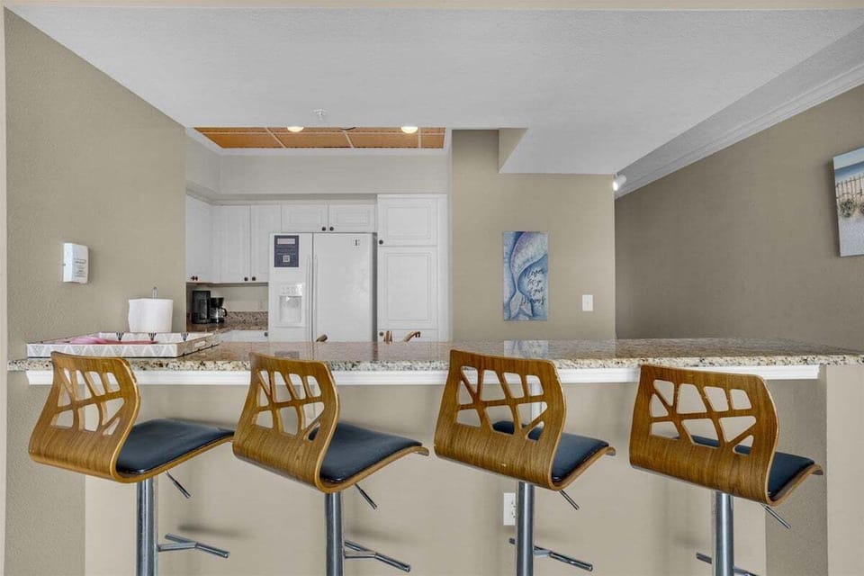 Kitchen Bar Area - Seating for 4