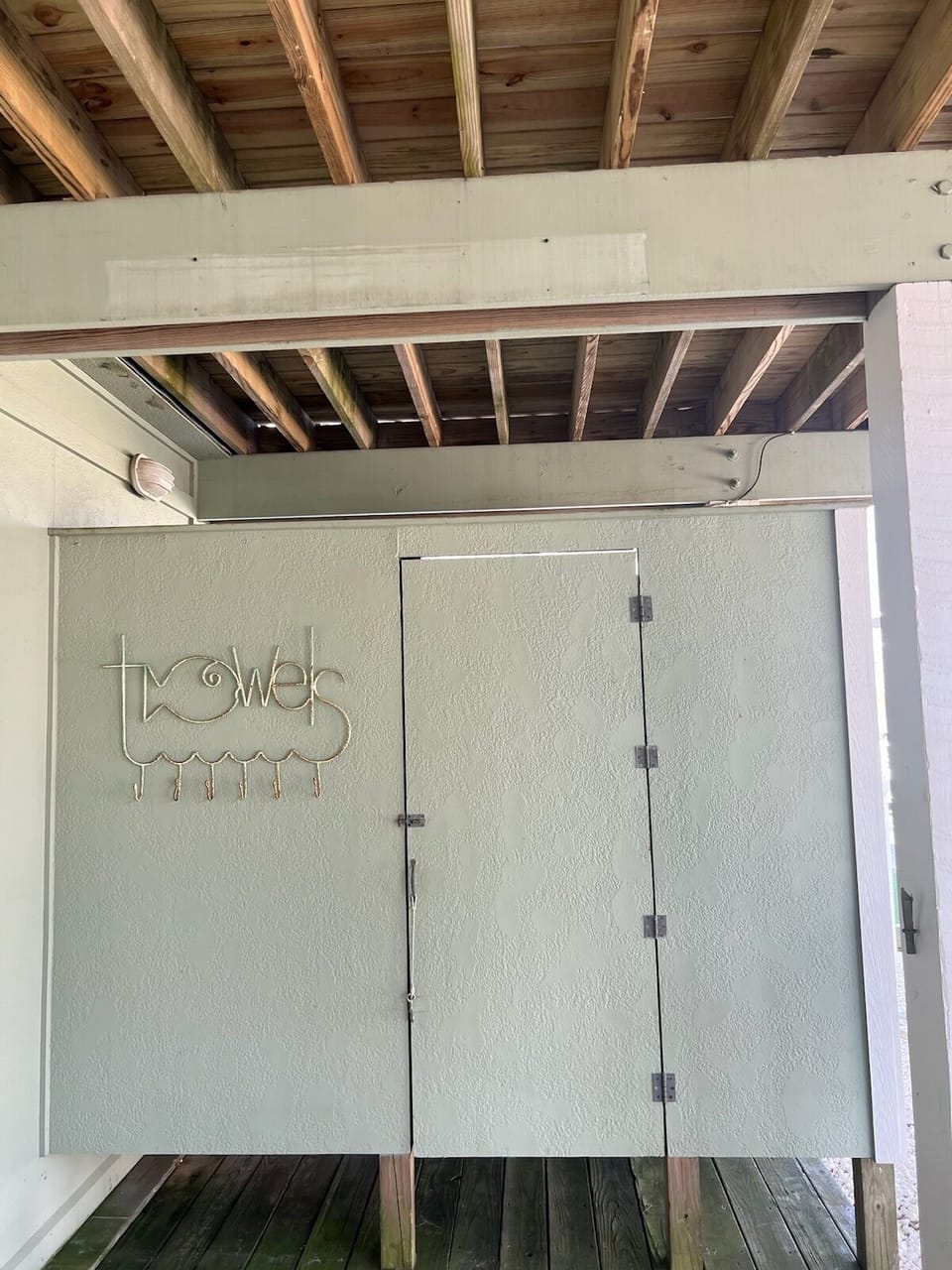 Outdoor shower access to both indoor and outdoor entrances