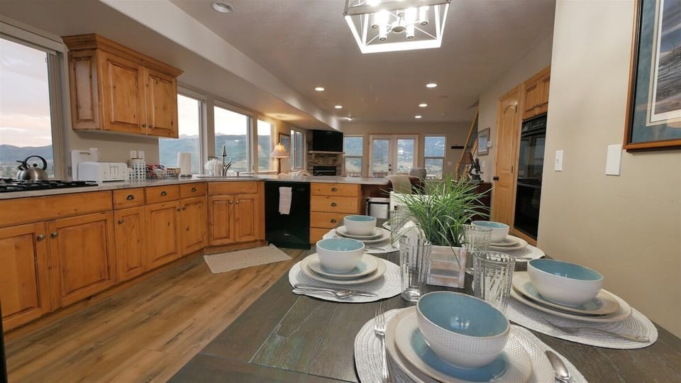 Kitchen fully stocked features 2 ovens
