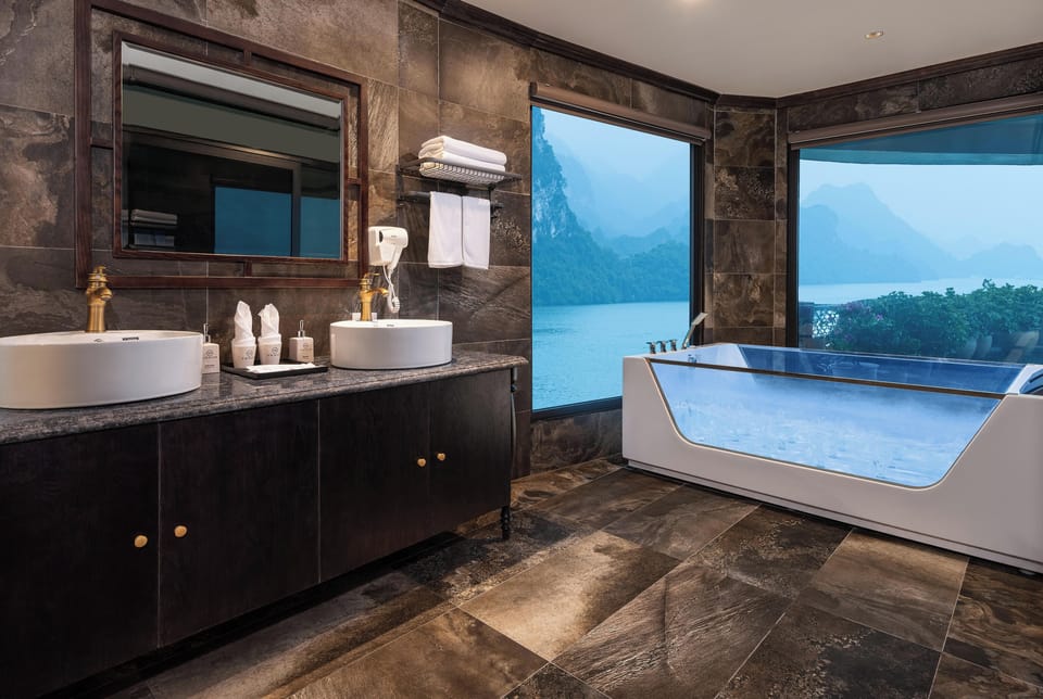 Venus President Suite with Terrace | Bathroom | Shower, free toiletries, hair dryer, bathrobes