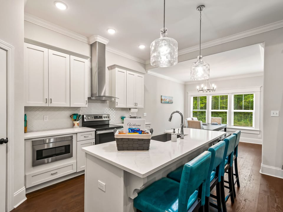 Kitchen with large island