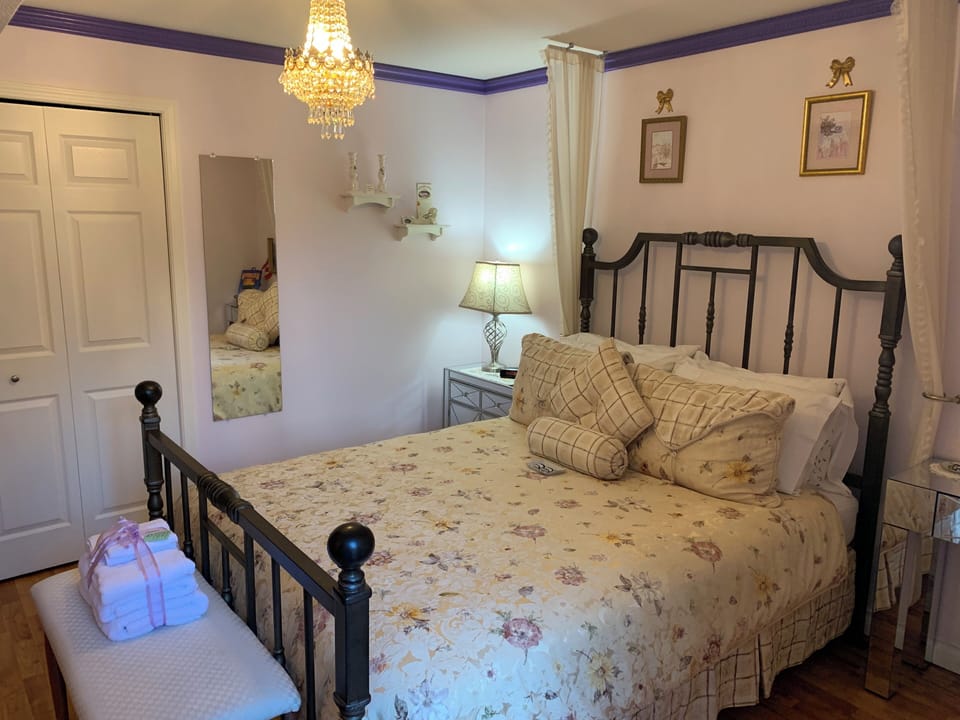 Single Room | Premium bedding, desk, iron/ironing board, WiFi (free)