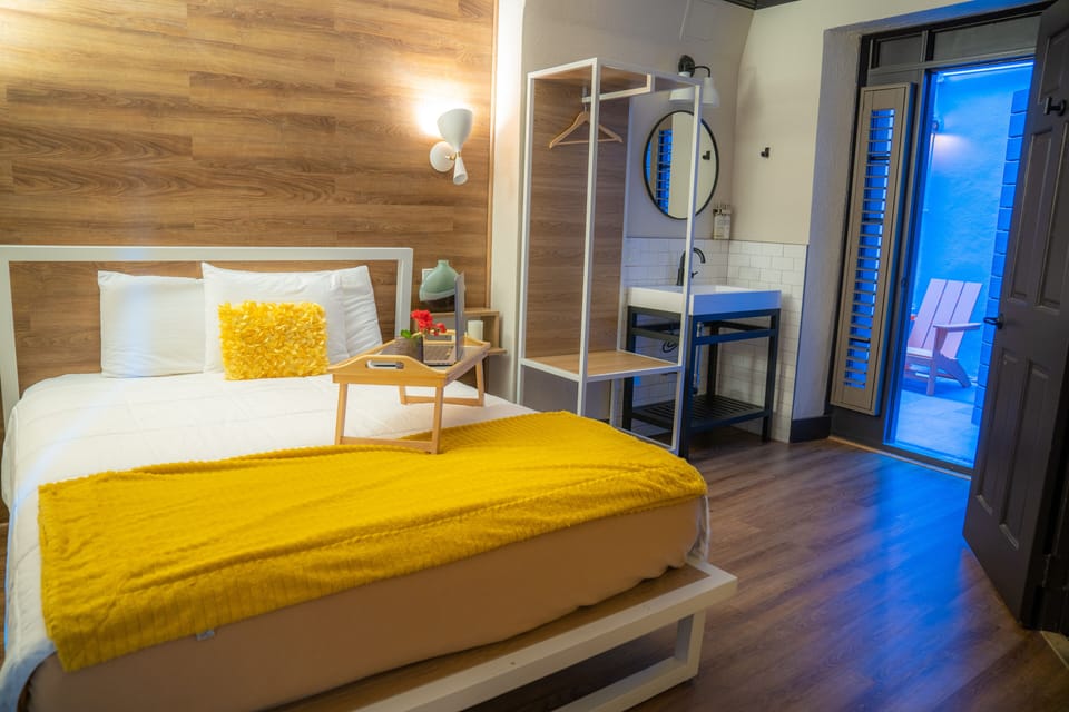 Deluxe Room, 1 Queen Bed, Patio | Free WiFi, bed sheets