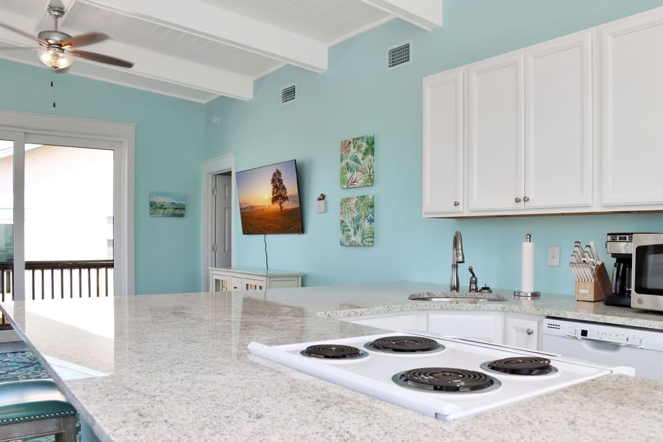 Kitchen with Cooktop in Bar