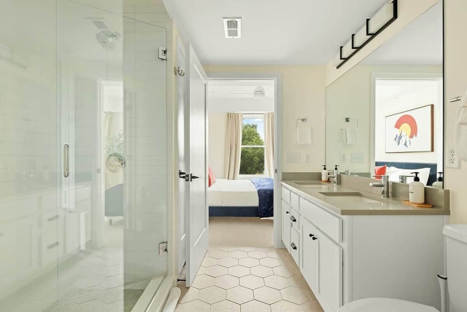 Primary en suite bathroom