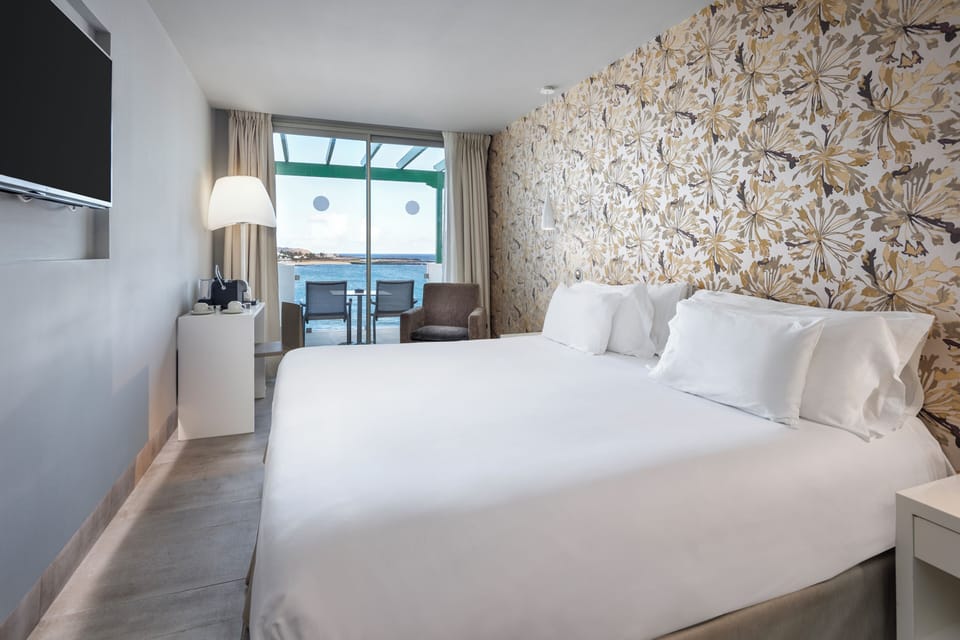 Premium bedding, minibar, desk, blackout drapes