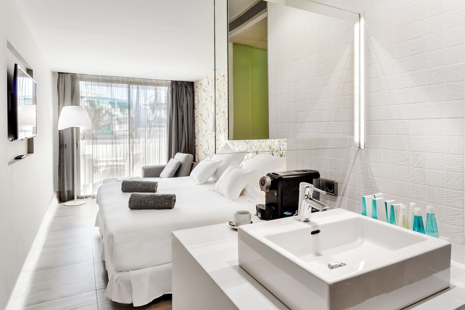 Premium bedding, minibar, desk, blackout drapes