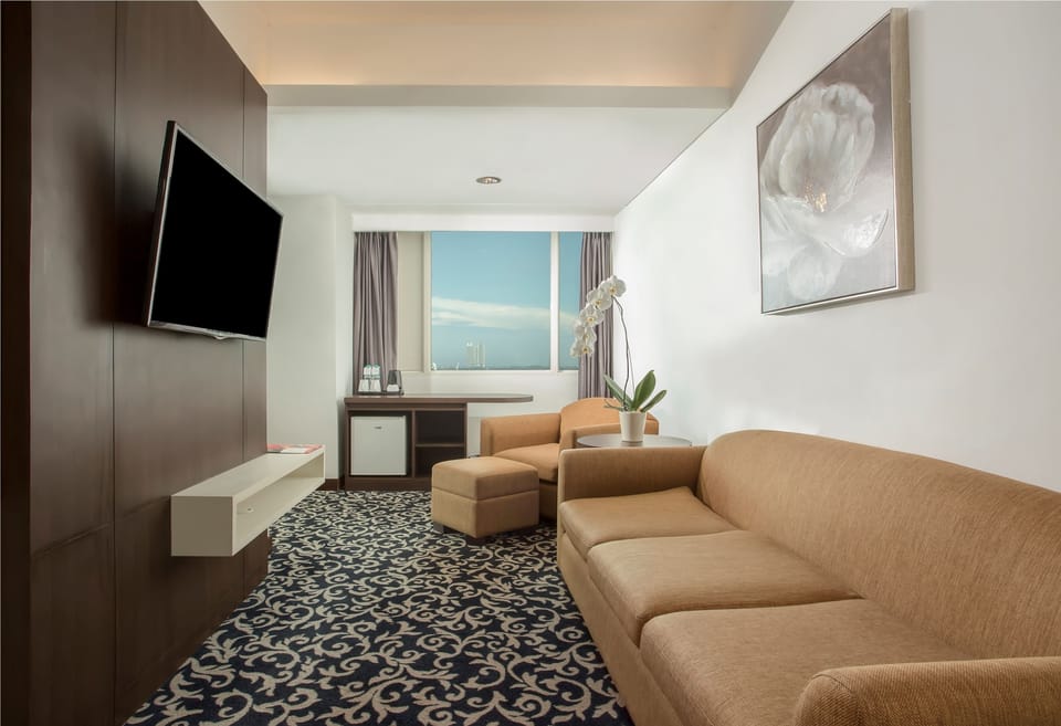 Business Suite | Living room | 32-inch LCD TV with cable channels, TV