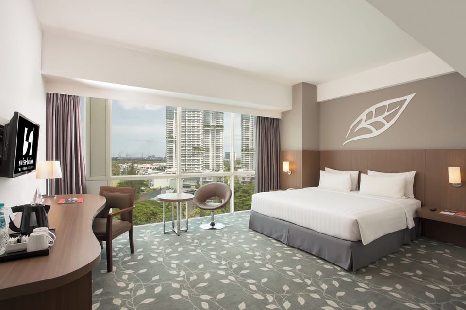 Deluxe Premier Queen Room | Premium bedding, in-room safe, desk, laptop workspace