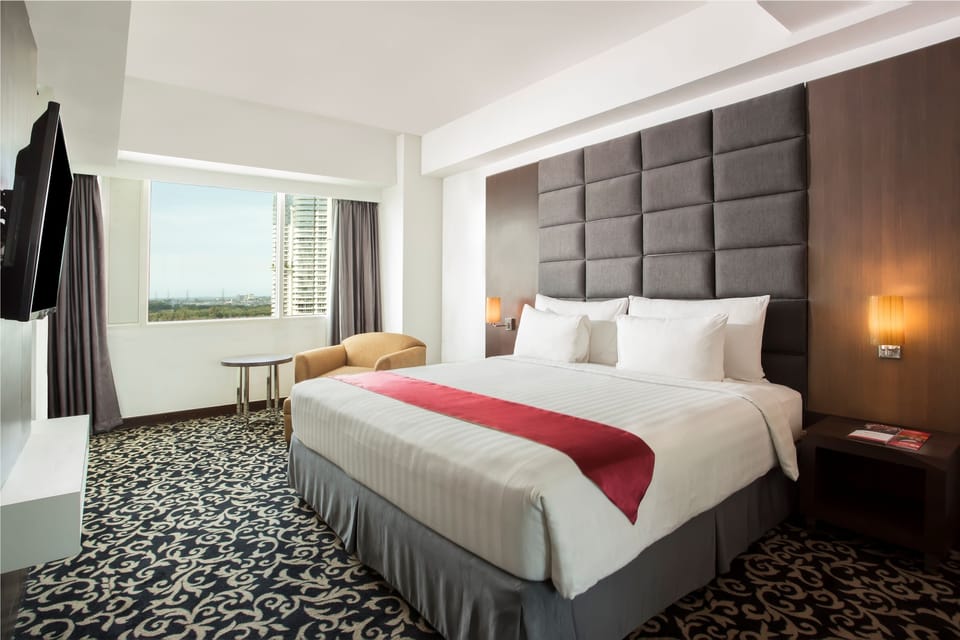 Executive Suite | Premium bedding, in-room safe, desk, laptop workspace