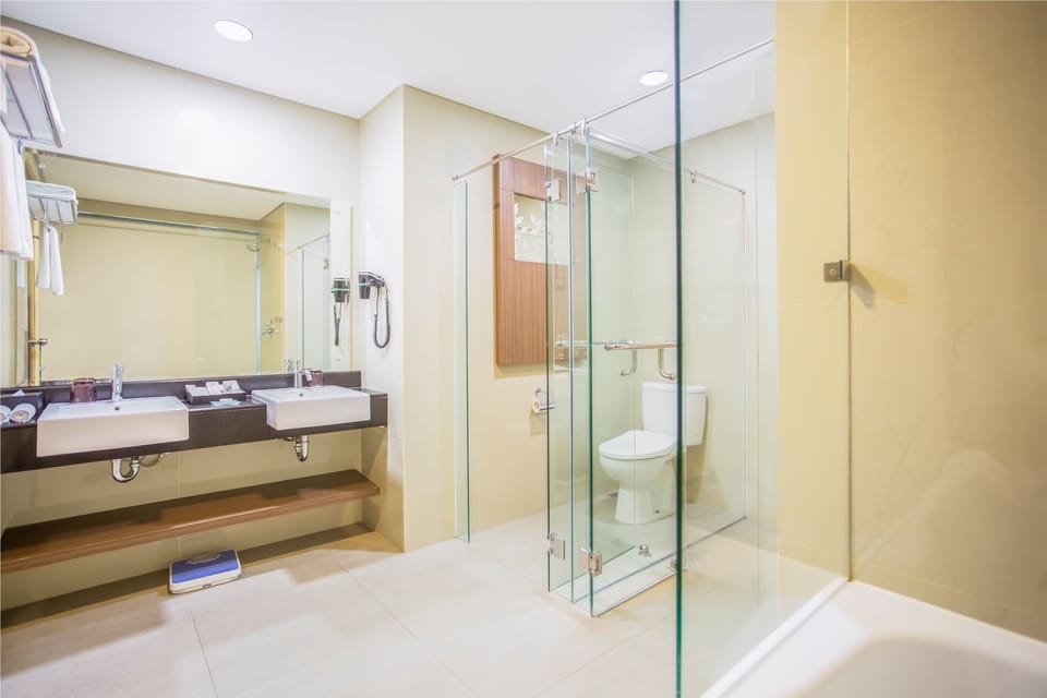 Presidential Suite | Bathroom | Shower, slippers, towels
